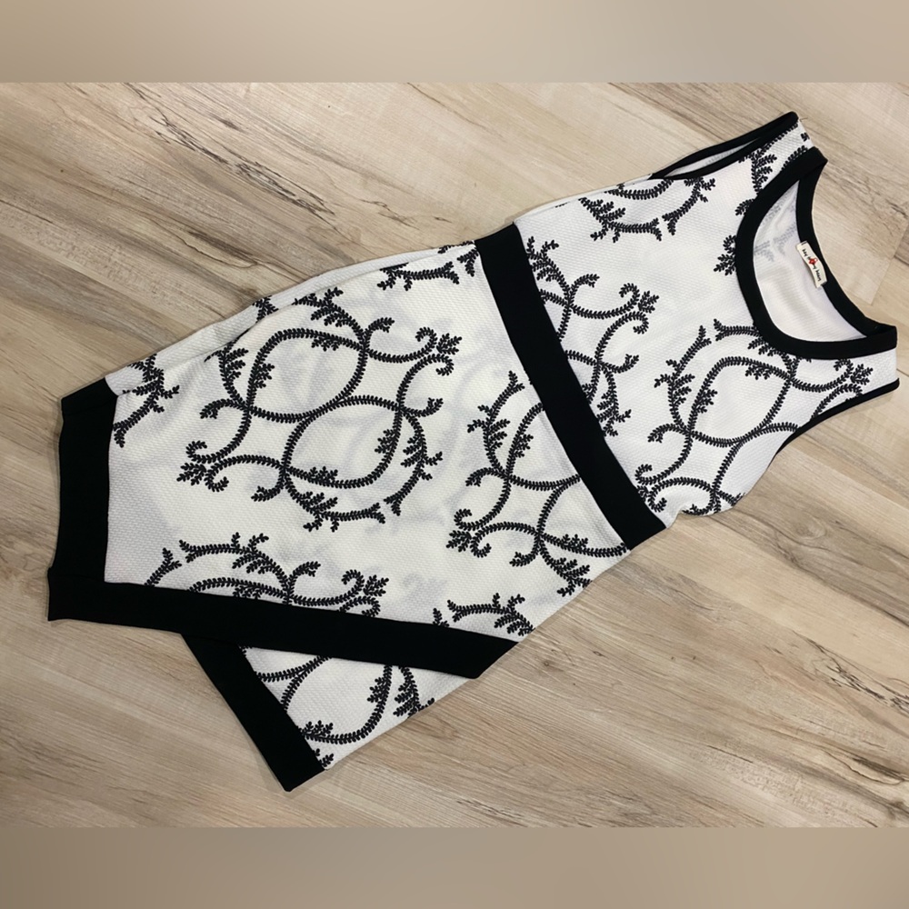 Black and White Fitted Printed Dress in Size M/L, Stretch Fabric, Worn Once